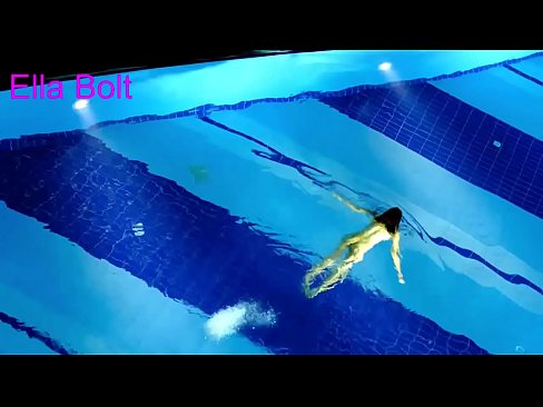 ❤️ Saya tidak bisa berhenti menonton, pirang muda tertangkap basah berenang di kolam resor ELLA BOLT ❤❌ Hanya porno pada kami