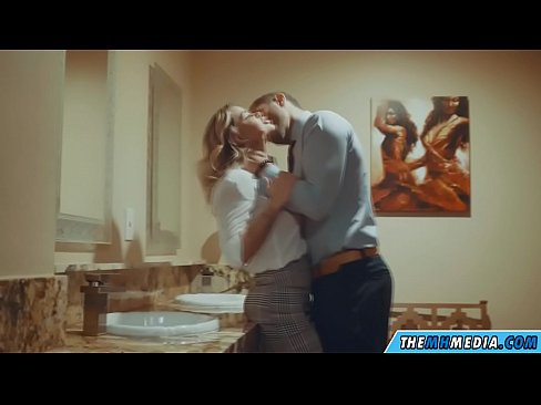 ❤️ Ketika seorang pirang berdada menggoda Anda di toilet umum ❤❌ Hanya porno pada kami